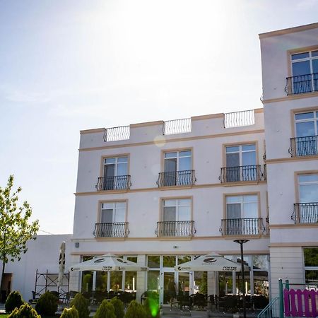 Unique Garden Hotel Braila Exterior photo