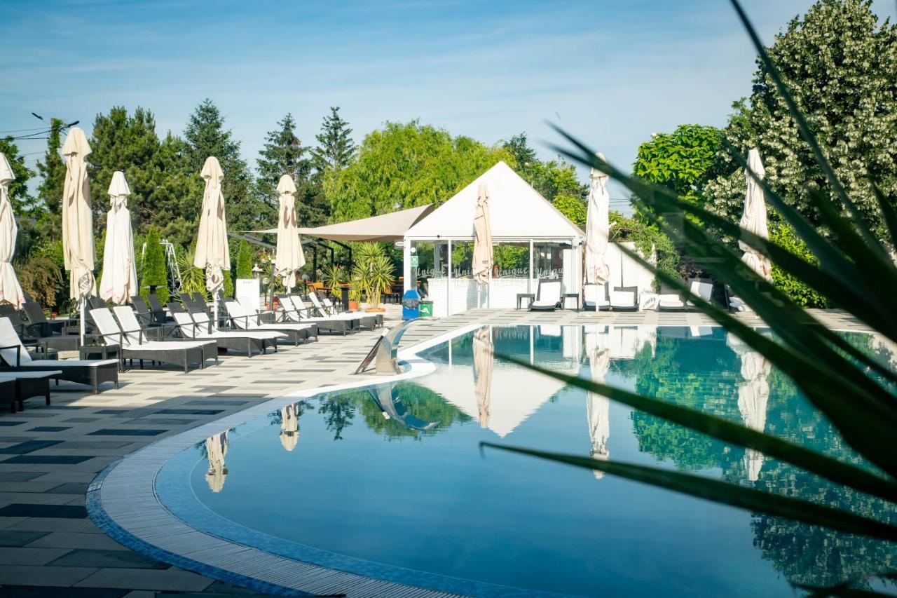 Unique Garden Hotel Braila Exterior photo