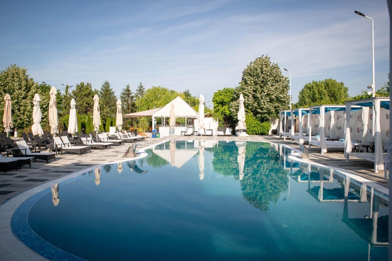 Unique Garden Hotel Braila Exterior photo